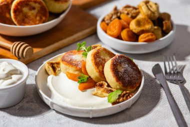 Ballı Syrniki, Ekşi Krema ve Kurutulmuş Meyveler