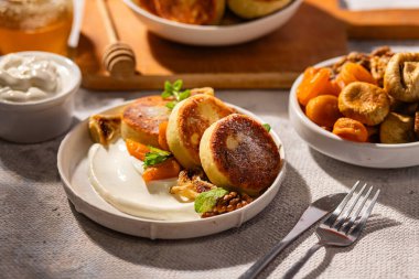 Ballı Syrniki, Ekşi Krema ve Kurutulmuş Meyveler