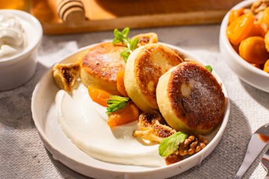 Ballı Syrniki, Ekşi Krema ve Kurutulmuş Meyveler