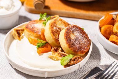 Ballı Syrniki, Ekşi Krema ve Kurutulmuş Meyveler