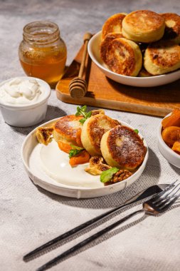 Ballı Syrniki, Ekşi Krema ve Kurutulmuş Meyveler