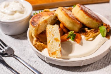 Ballı Syrniki, Ekşi Krema ve Kurutulmuş Meyveler