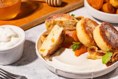 Ballı Syrniki, Ekşi Krema ve Kurutulmuş Meyveler