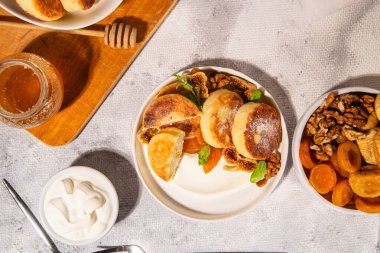 Ballı Syrniki, Ekşi Krema ve Kurutulmuş Meyveler