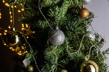 Altın ve Gümüş Süslü Parlayan Noel Ağacı