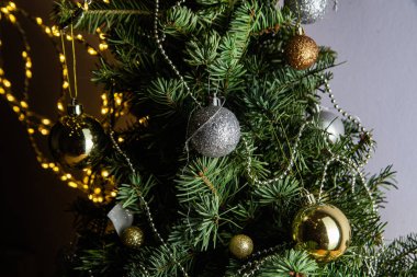 Altın ve Gümüş Süslü Parlayan Noel Ağacı