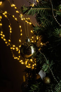 Altın ve Gümüş Süslü Parlayan Noel Ağacı