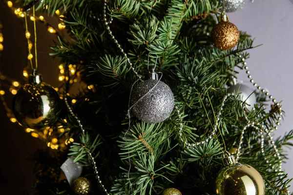 Altın ve Gümüş Süslü Parlayan Noel Ağacı