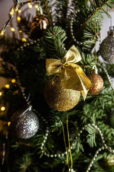 Altın ve Gümüş Süslü Parlayan Noel Ağacı