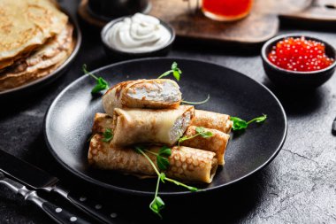 Kırmızı havyar ve krem peynirli börek.