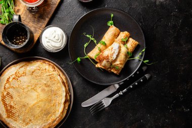 Kırmızı havyar ve krem peynirli börek.