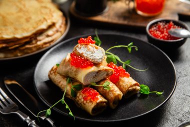 Kırmızı havyar ve krem peynirli börek.