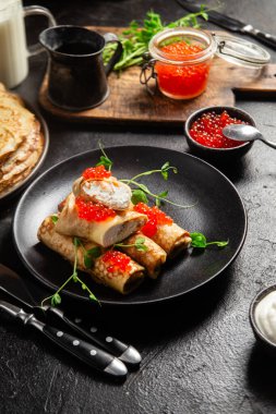 Kırmızı havyar ve krem peynirli börek.