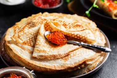 Kırmızı havyar ve krem peynirli börek.