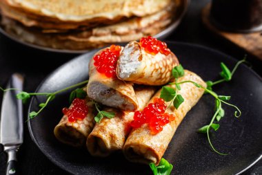 Kırmızı havyar ve krem peynirli börek.