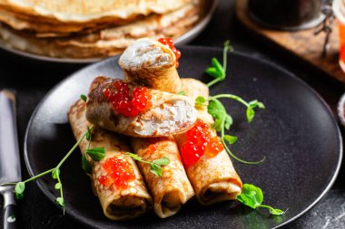 Kırmızı havyar ve krem peynirli börek.