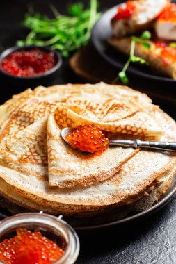 Kırmızı havyar ve krem peynirli börek.