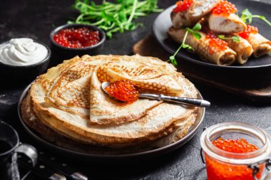 Kırmızı havyar ve krem peynirli börek.