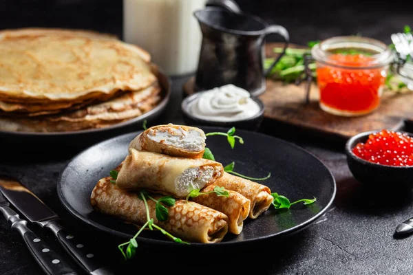 Kırmızı havyar ve krem peynirli börek.