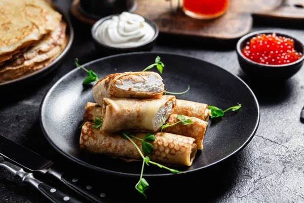 Kırmızı havyar ve krem peynirli börek.