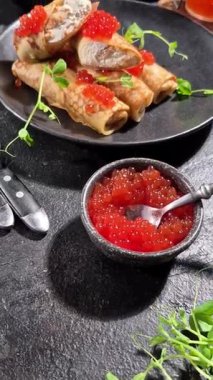 Krem peynirli ve kırmızı havyarlı geleneksel blini. Maslenitsa.