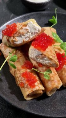 Krem peynirli ve kırmızı havyarlı geleneksel blini. Maslenitsa.