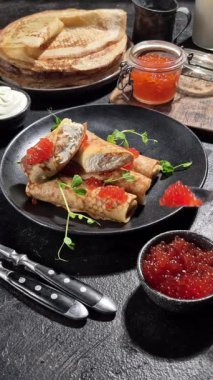 Krem peynirli ve kırmızı havyarlı geleneksel blini. Maslenitsa.