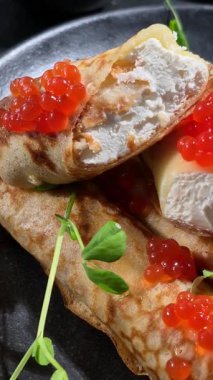 Krem peynirli ve kırmızı havyarlı geleneksel blini. Maslenitsa.