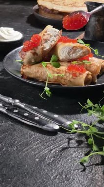 Krem peynirli ve kırmızı havyarlı geleneksel blini. Maslenitsa.