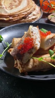 Krem peynirli ve kırmızı havyarlı geleneksel blini. Maslenitsa.