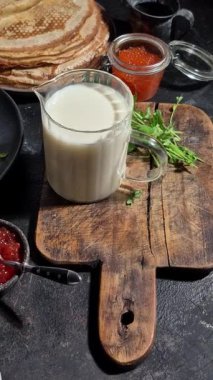 Krem peynirli ve kırmızı havyarlı geleneksel blini. Maslenitsa.