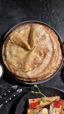 Krem peynirli ve kırmızı havyarlı geleneksel blini. Maslenitsa.