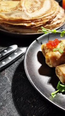 Krem peynirli ve kırmızı havyarlı geleneksel blini. Maslenitsa.