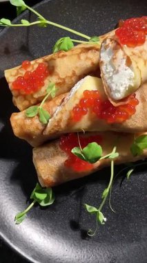 Krem peynirli ve kırmızı havyarlı geleneksel blini. Maslenitsa.