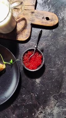 Krem peynirli ve kırmızı havyarlı geleneksel blini. Maslenitsa.