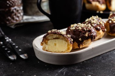 Kremalı profiterol iştah açıcı. Kekler, kahve, tatlı..