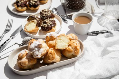 Kremalı profiterol.