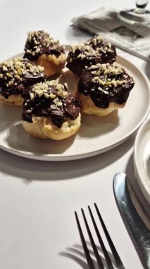 Kremalı, çikolatalı ve fındıklı profiteroller.