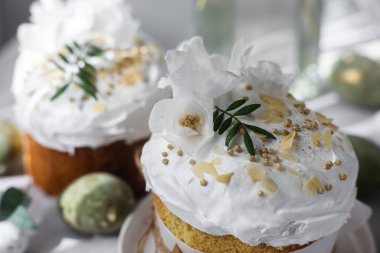 Geleneksel Paskalya pastaları ve beyaz renklerde boyanmış yumurtalar. Paskalya Kulich