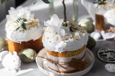 Geleneksel Paskalya pastaları ve beyaz renklerde boyanmış yumurtalar. Paskalya Kulich