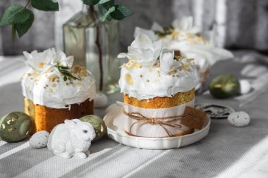 Geleneksel Paskalya pastaları ve beyaz renklerde boyanmış yumurtalar. Paskalya Kulich