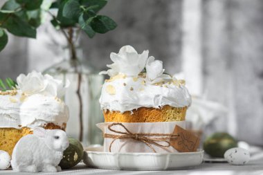 Geleneksel Paskalya pastaları ve beyaz renklerde boyanmış yumurtalar. Paskalya Kulich