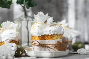 Geleneksel Paskalya pastaları ve beyaz renklerde boyanmış yumurtalar. Paskalya Kulich