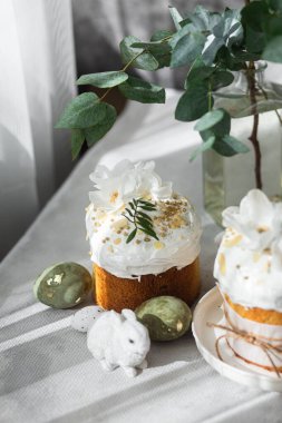 Geleneksel Paskalya pastaları ve beyaz renklerde boyanmış yumurtalar. Paskalya Kulich