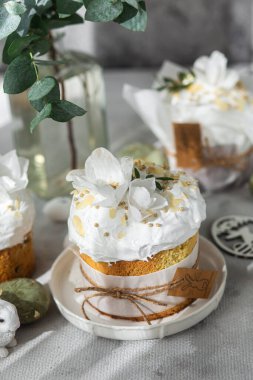 Geleneksel Paskalya pastaları ve beyaz renklerde boyanmış yumurtalar. Paskalya Kulich