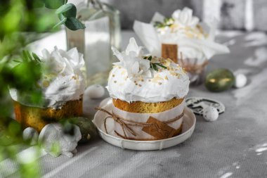 Geleneksel Paskalya pastaları ve beyaz renklerde boyanmış yumurtalar. Paskalya Kulich