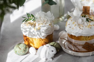 Geleneksel Paskalya pastaları ve beyaz renklerde boyanmış yumurtalar. Paskalya Kulich
