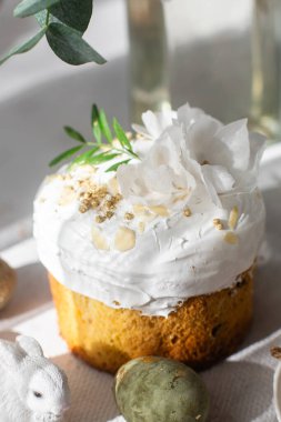 Geleneksel Paskalya pastaları ve beyaz renklerde boyanmış yumurtalar. Paskalya Kulich