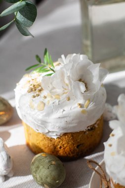 Geleneksel Paskalya pastaları ve beyaz renklerde boyanmış yumurtalar. Paskalya Kulich