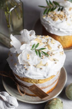 Geleneksel Paskalya pastaları ve beyaz renklerde boyanmış yumurtalar. Paskalya Kulich